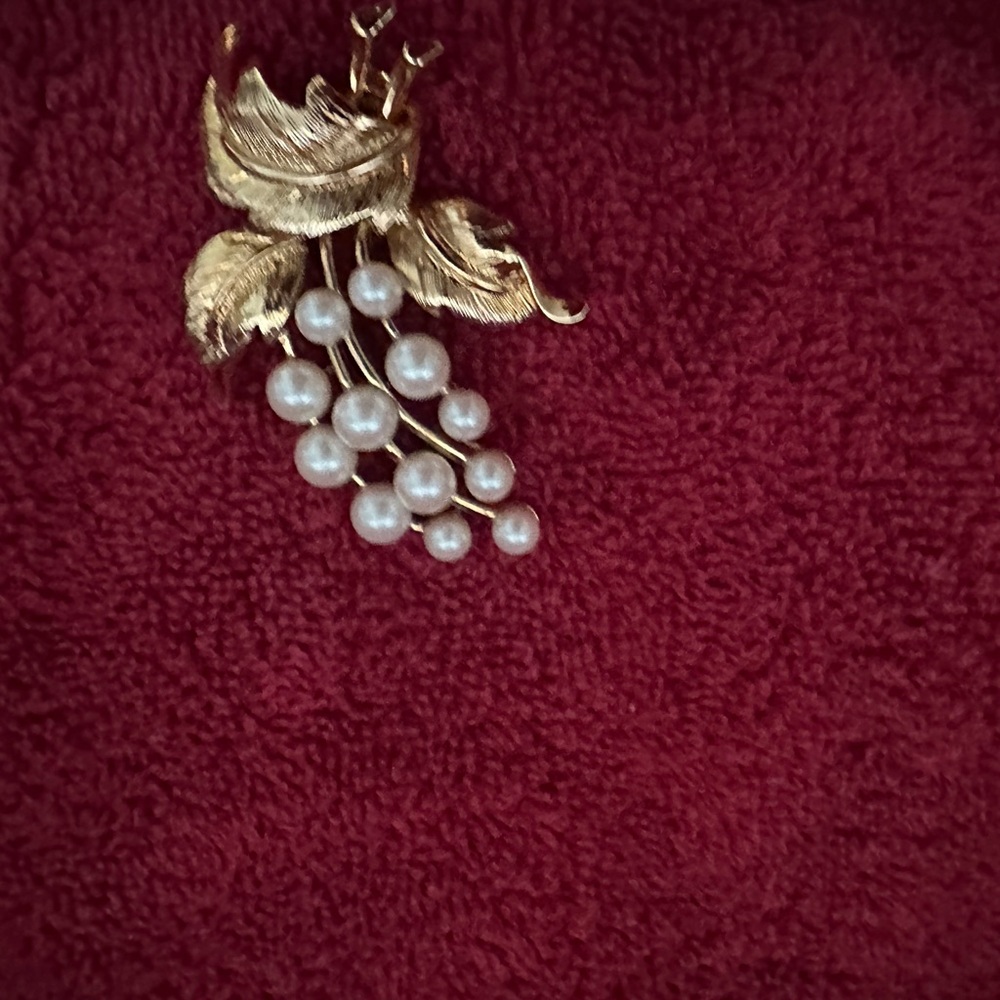 MONET Vintage Brooch Gold Tone Leaves & Faux Pearl Grape Bunch 2.25" x  1.5" - Picture 4 of 6